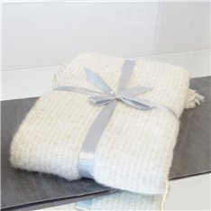 Miękki pled moherowy w kremowym kolorze