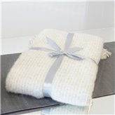 Miękki pled moherowy w kremowym kolorze