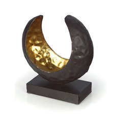 Dekoracja metalowa w kształcie półksiężyca na drewnianej podstawie