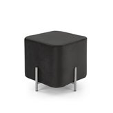 Cube pufa tapicerowana w czarnym welurze w formie kostki na metalowych srebrnych nóżkach 42/46/46 cm
