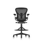 Obrotowy stołek biurowy z podstawą 5-Spoke z podłokietnikami Herman Miller Aeron