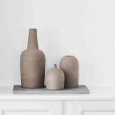 Kamienny wazon w stylu współczesnym Kristina Dam Studio DOME VASE LARGE