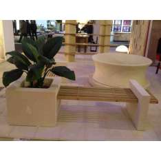 Ławka ogrodowa z kamienia z Lecce z wbudowaną donicą Pimar Garden bench with integrated planter