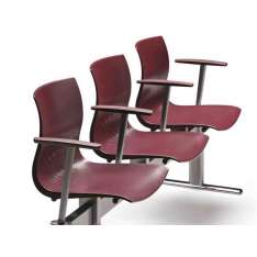 Wolnostojące siedzenia z belką z tworzywa sztucznego z podłokietnikami Talin Webby 336 B3