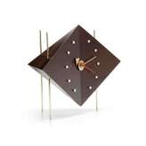 Zegar stołowy z orzecha włoskiego Vitra DIAMOND CLOCK